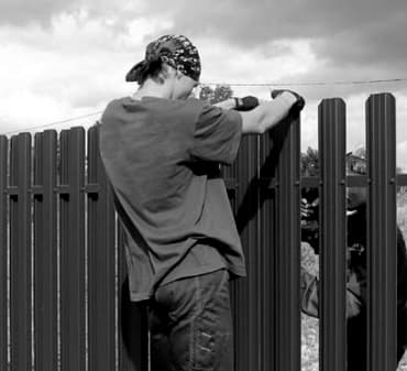 Удобный быстрый монтаж в Усть-Каменогорске забора из евроштакетника